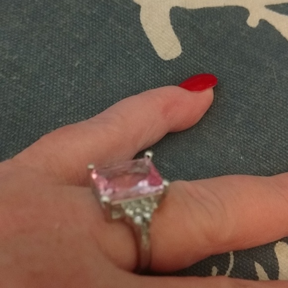 Pretty chic large pink gemstone ring - Picture 2 of 2